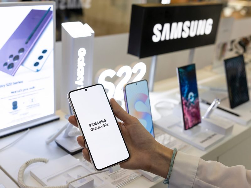 Diverse neue Samsung Galaxy-Handys stehen im Laden bereit.