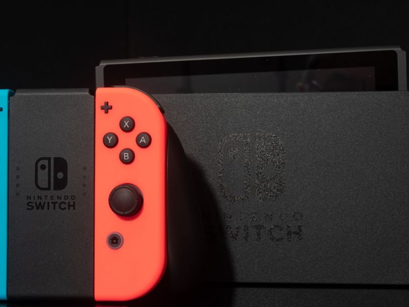 Eine Nintendo Switch mitsamt Controller und Docking-Station.