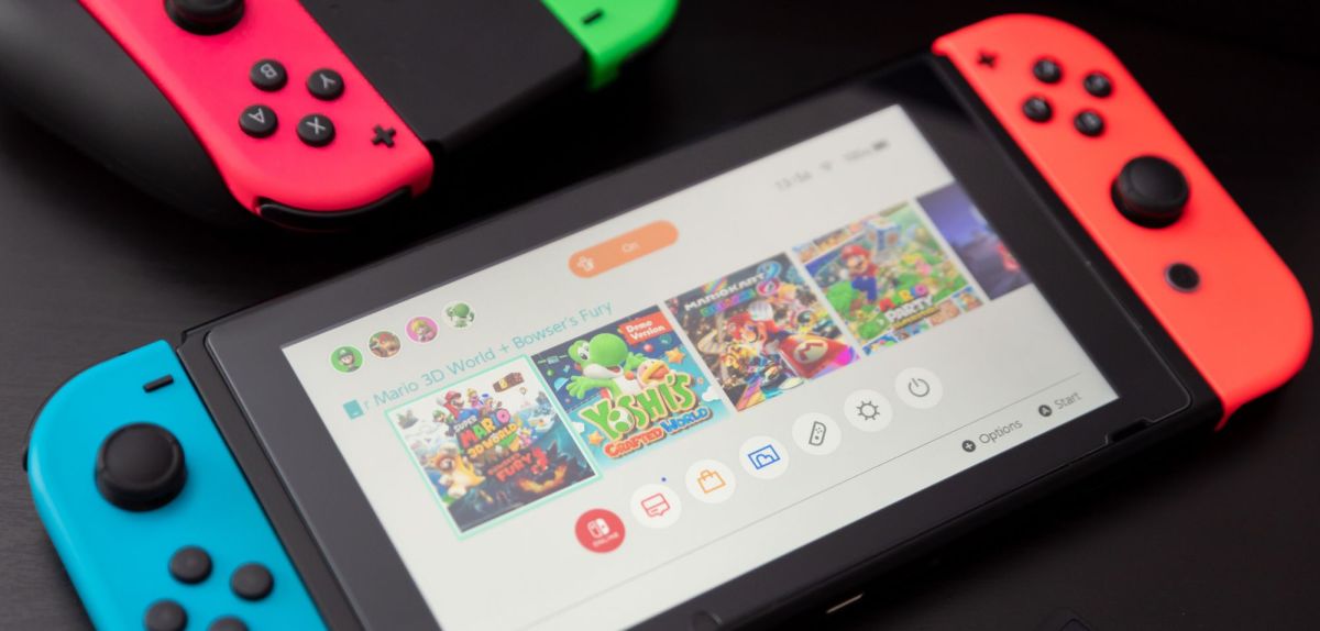 Eine Nintendo Switch mit Spielekacheln auf dem Bildschirm.