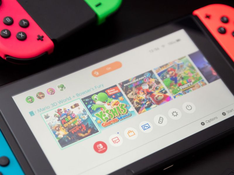Eine Nintendo Switch mit Spielekacheln auf dem Bildschirm.