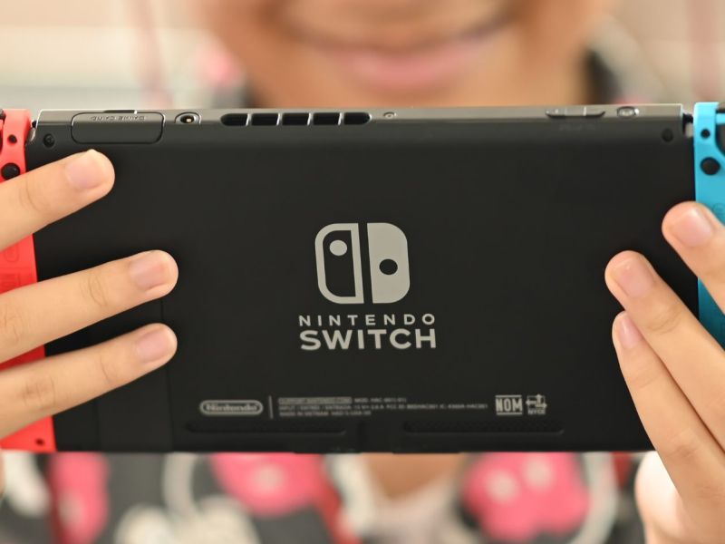 Person hält eine Nintendo Switch in Händen.