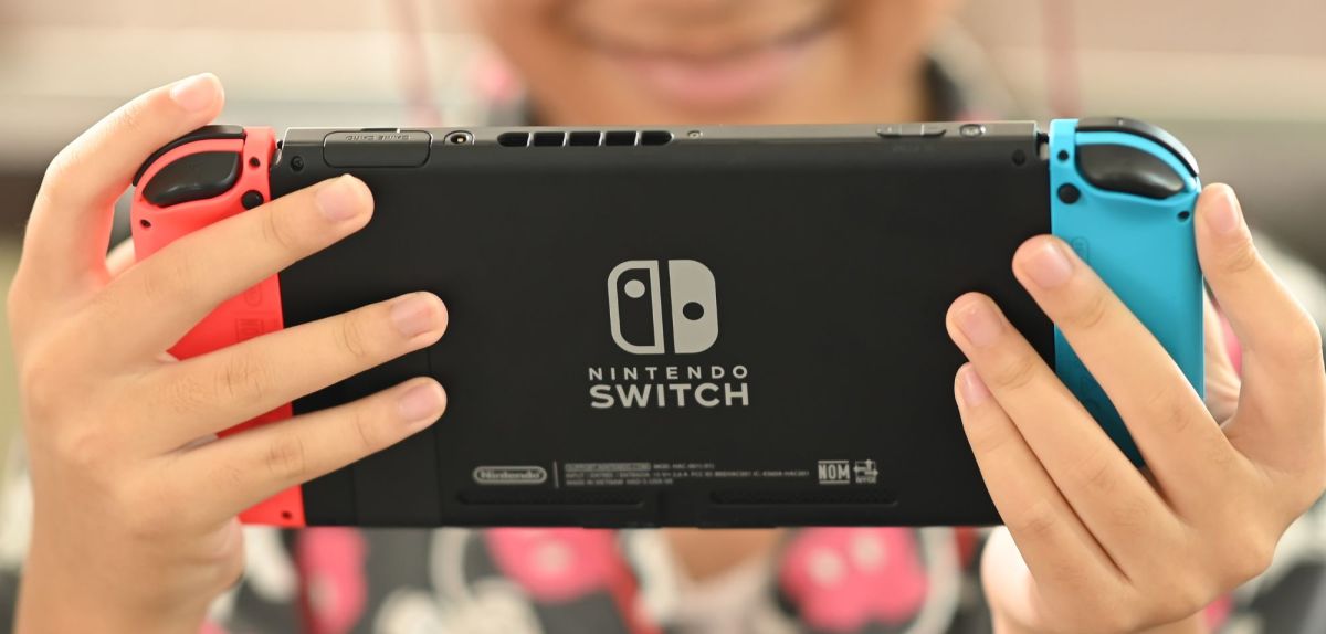 Person hält eine Nintendo Switch in Händen.