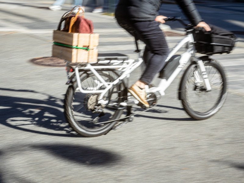 Person auf einem Pedelec