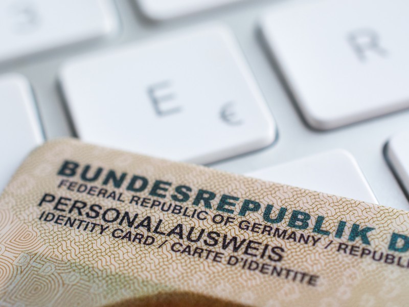 Nahaufnahme eines deutschen Personalausweises