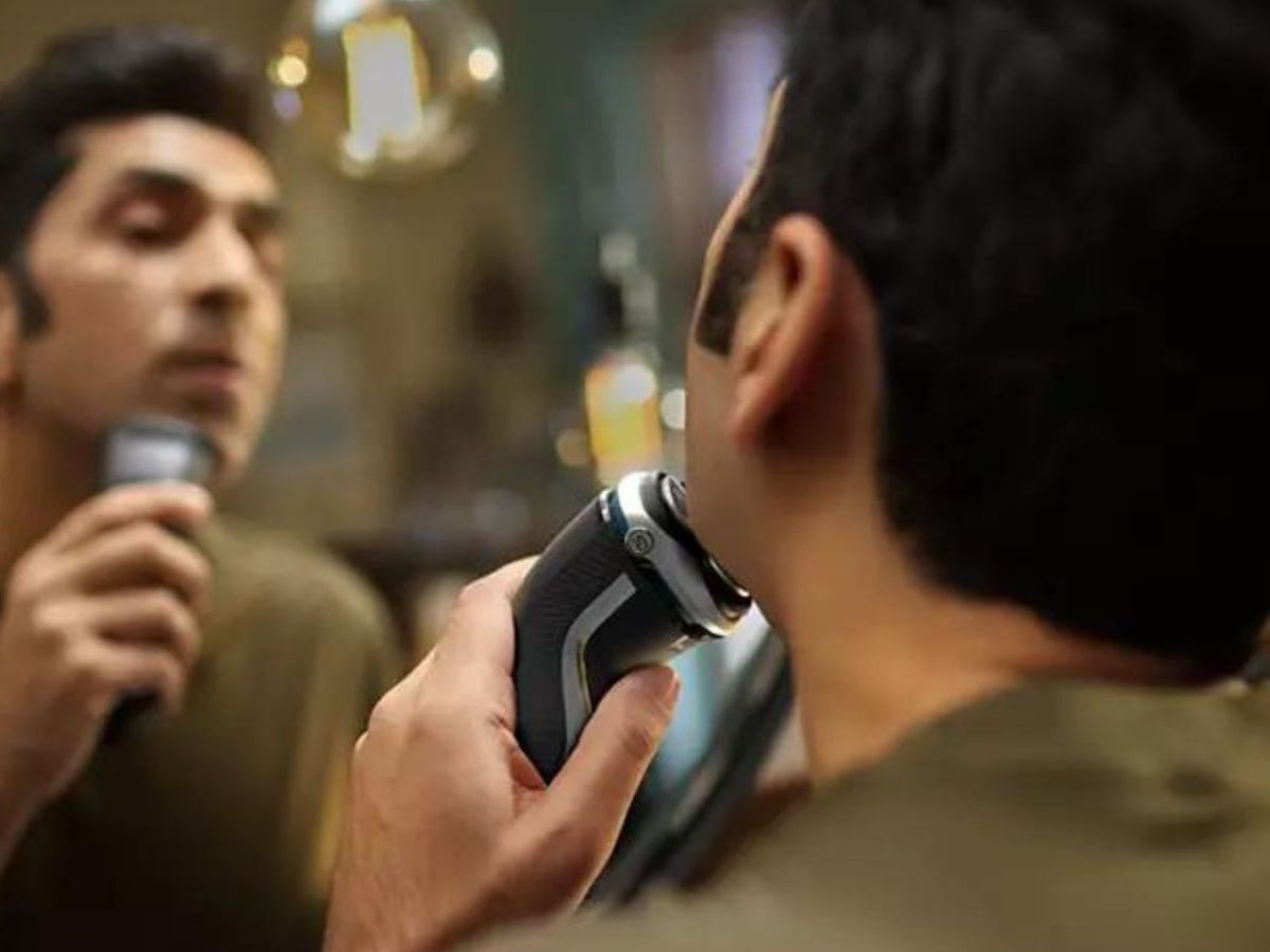 Mann rasiert sich mit dem Philips Shaver Series 3000