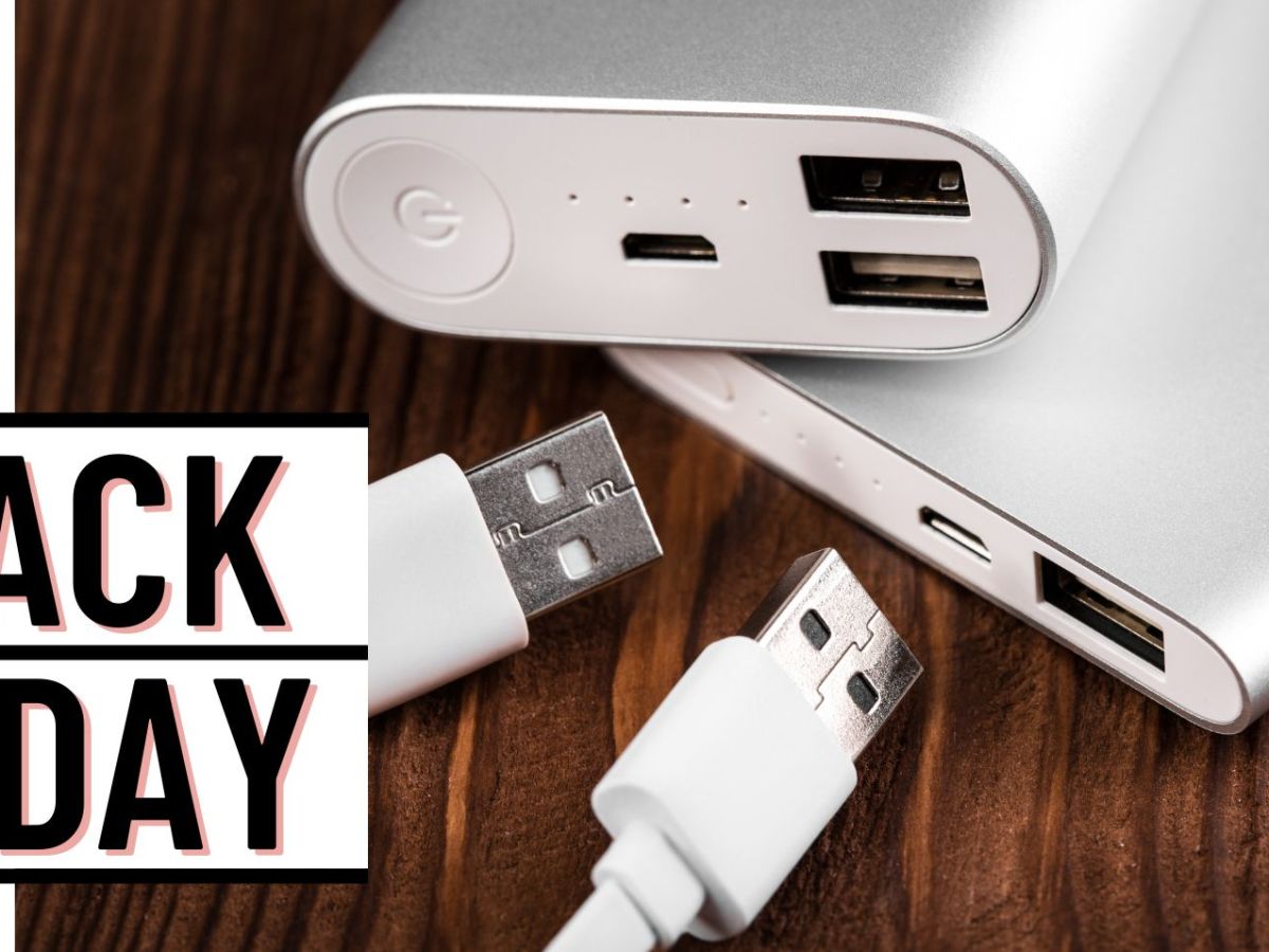 Kabel neben einer Powerbank auf einem Holztisch.