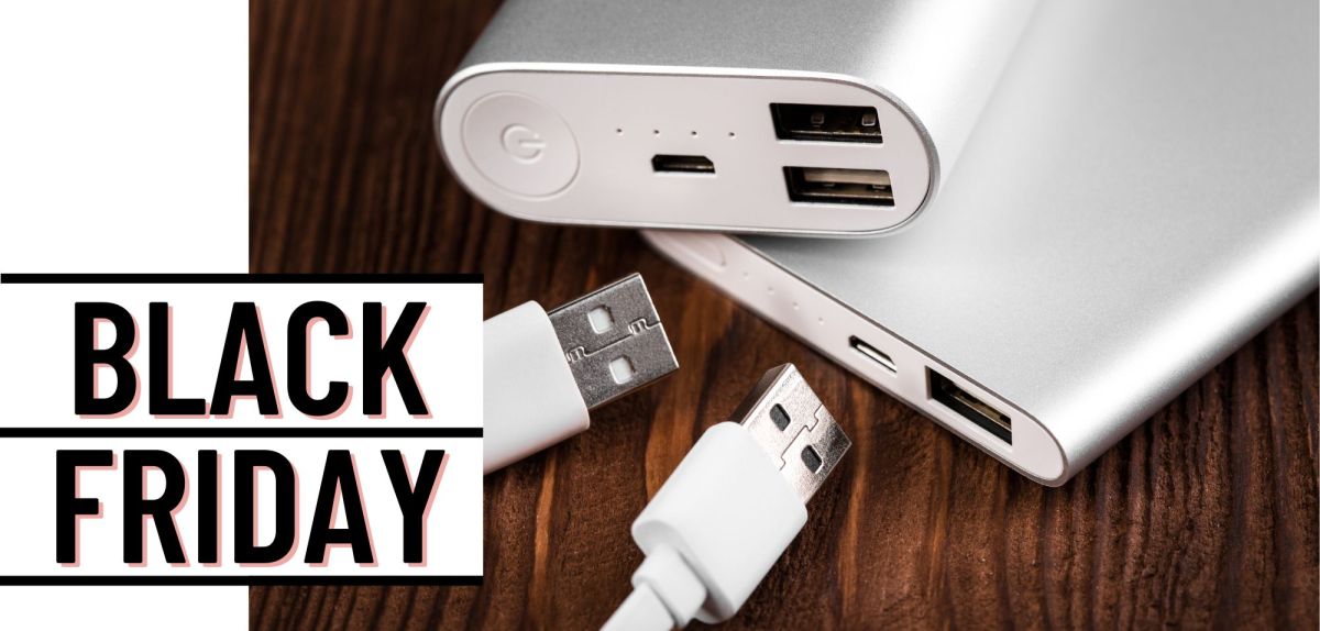 Kabel neben einer Powerbank auf einem Holztisch.