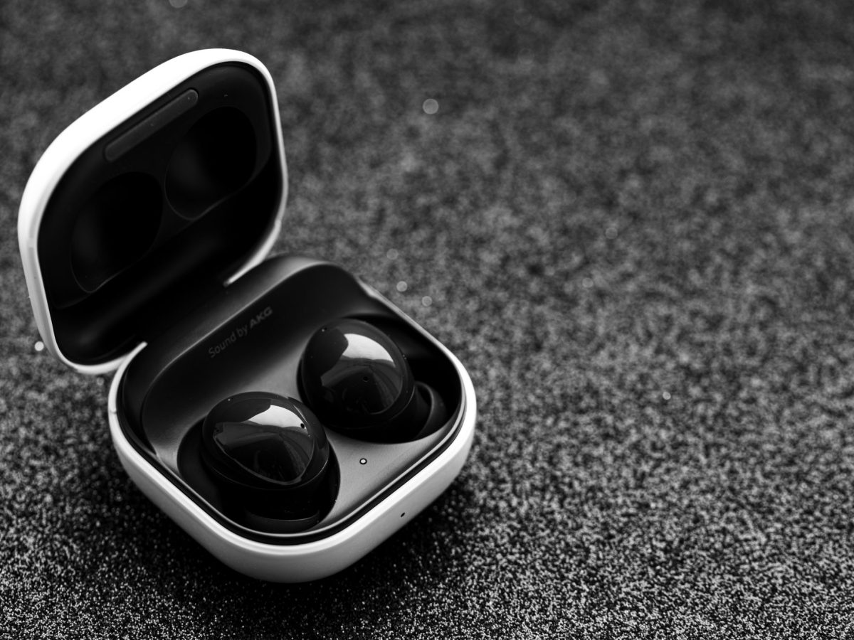 Schwarze Samsung Galaxy Buds 2 auf dunklem Hintergrund.