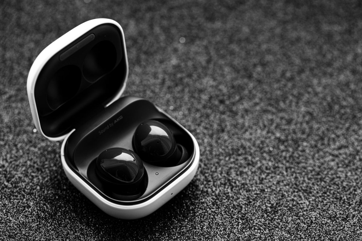 Schwarze Samsung Galaxy Buds 2 auf dunklem Hintergrund.