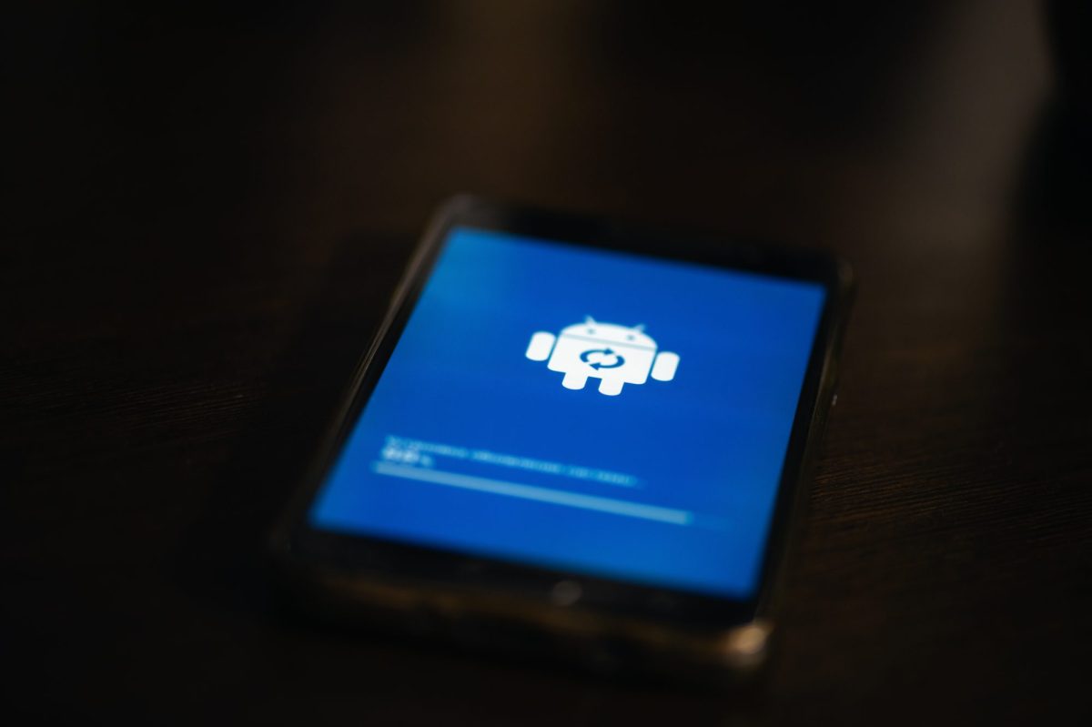 Smartphone-Bildschirm zeigt Software Update-Ansicht, Symbolbild eines Samsung Smartphones.