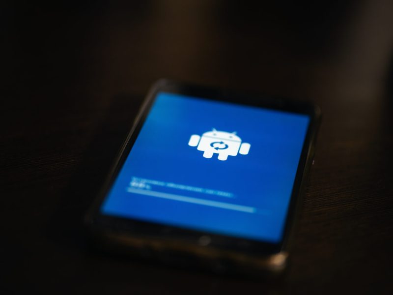 Smartphone-Bildschirm zeigt Software Update-Ansicht, Symbolbild eines Samsung Smartphones.