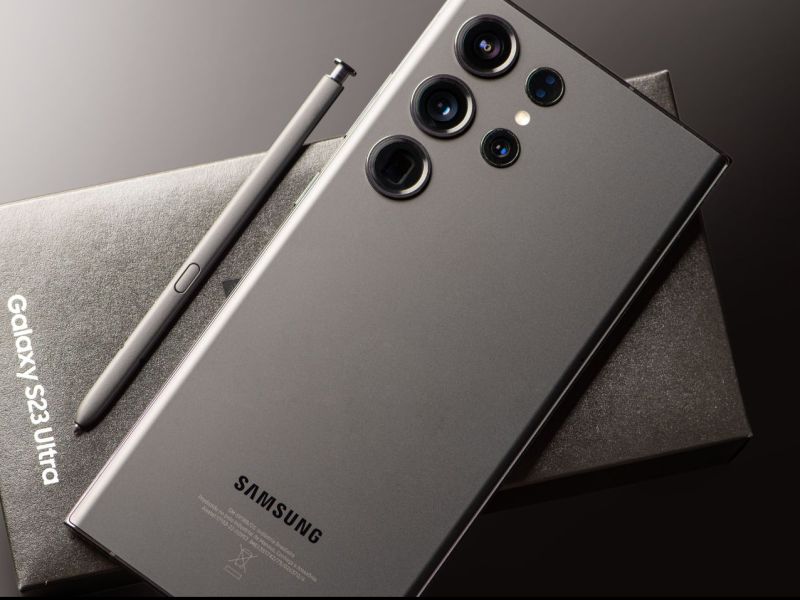 Ein Samsung Galaxy S23 Ultra mitsamt Stift und Verpackung.
