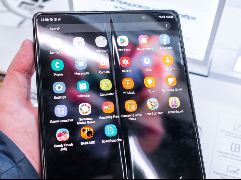 Person hält ein Samsung Galaxy Z Fold 3 in einem Laden in Händen.