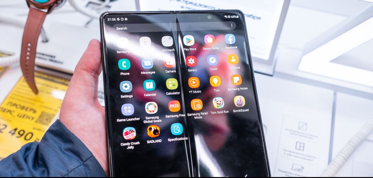 Person hält ein Samsung Galaxy Z Fold 3 in einem Laden in Händen.