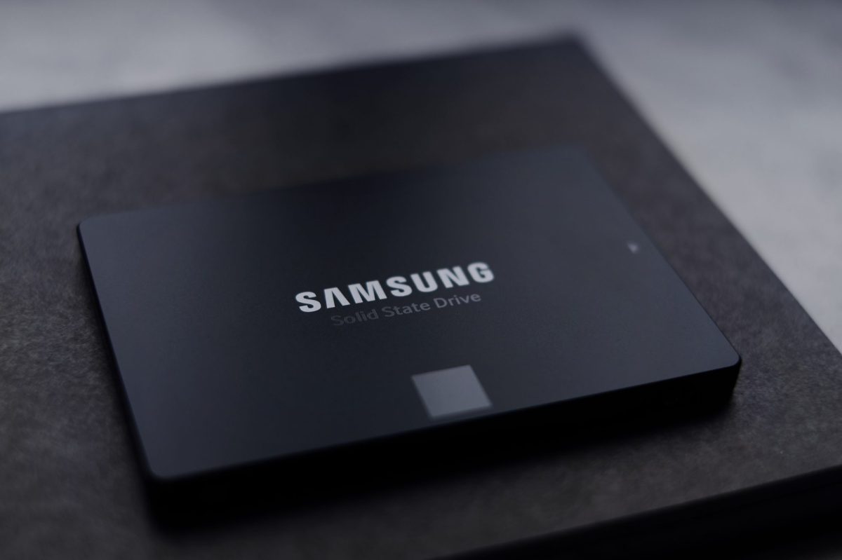 Samsung-SSD liegt zentral auf einem dunklen Untergrund.