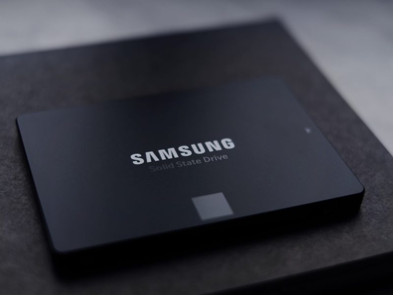 Samsung-SSD liegt zentral auf einem dunklen Untergrund.