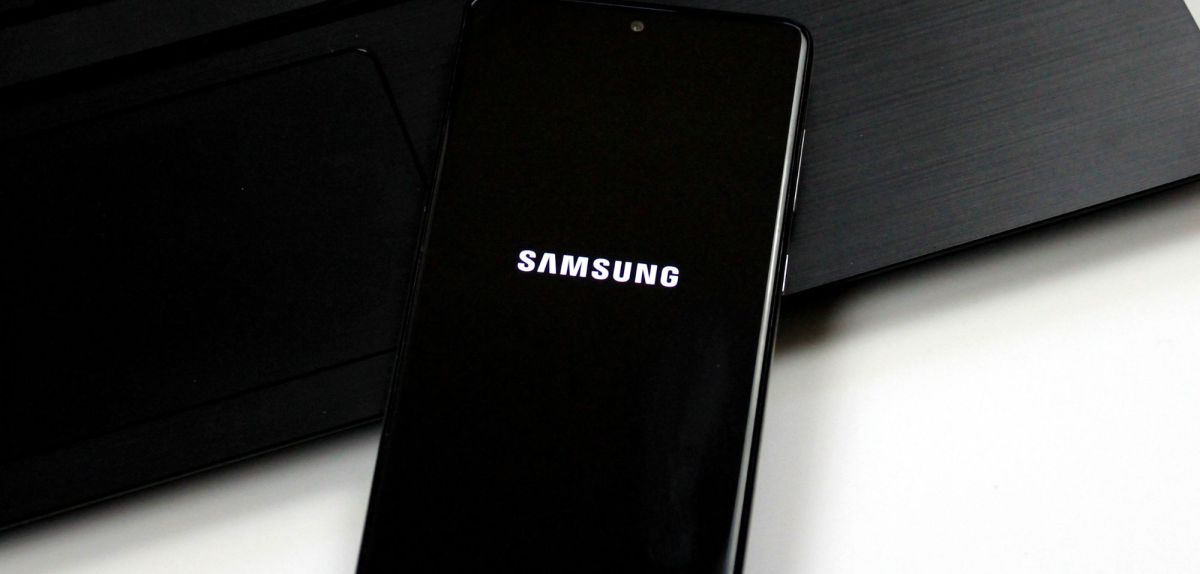 Ein Samsung Galaxy A71 liegt halb auf einer Tastatur.