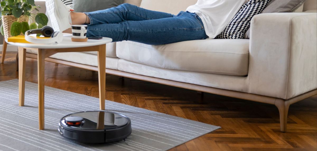 Saugroboter mit Alexa saugt den Boden.