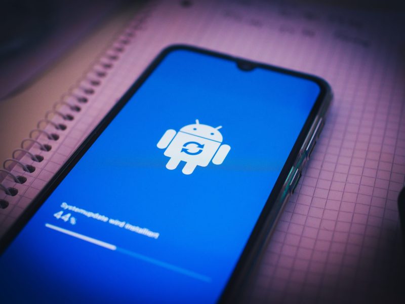 Android-Handy führt Systemupdate durch.