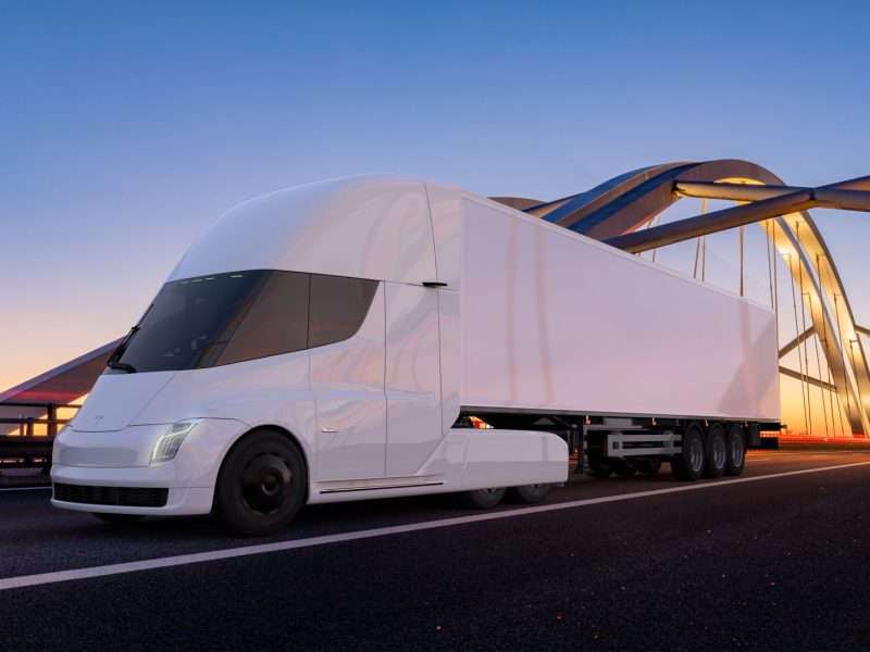 Der Tesla Semi Truck fährt über eine Brücke.