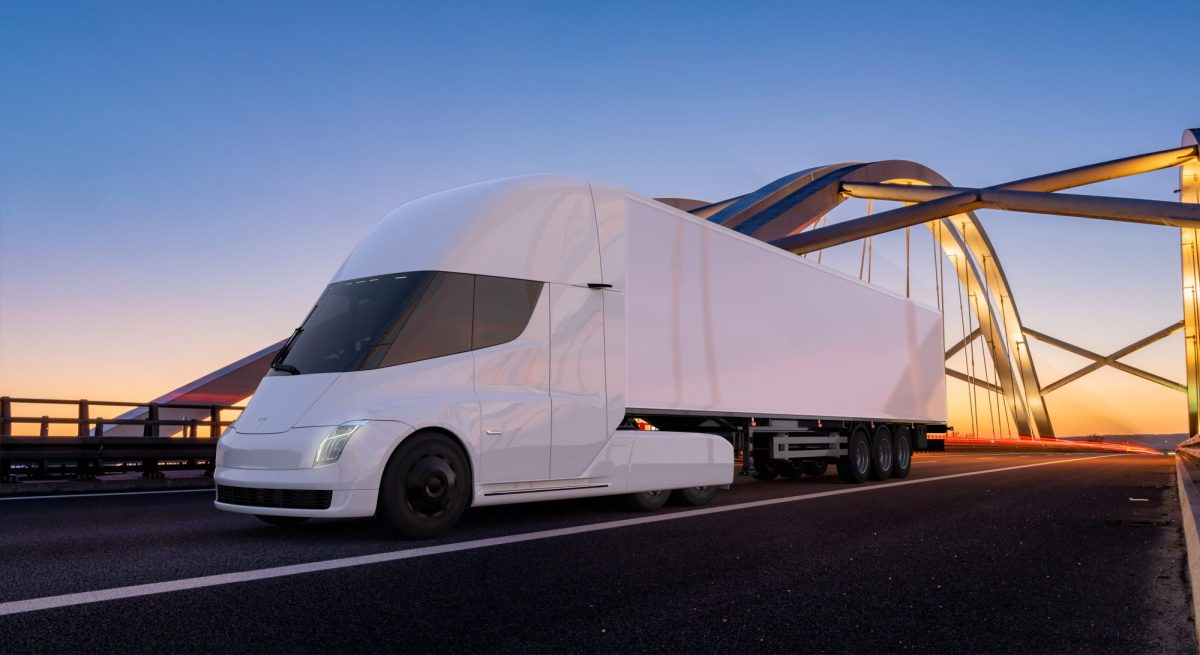 Der Tesla Semi Truck fährt über eine Brücke.