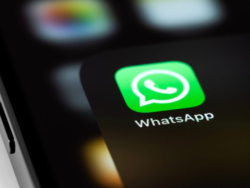 Das WhatsApp Logo auf schwarzem Hintergrund.