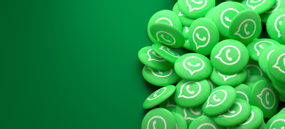 Mehrere WhatsApp Logos auf grünem Hintergrund.