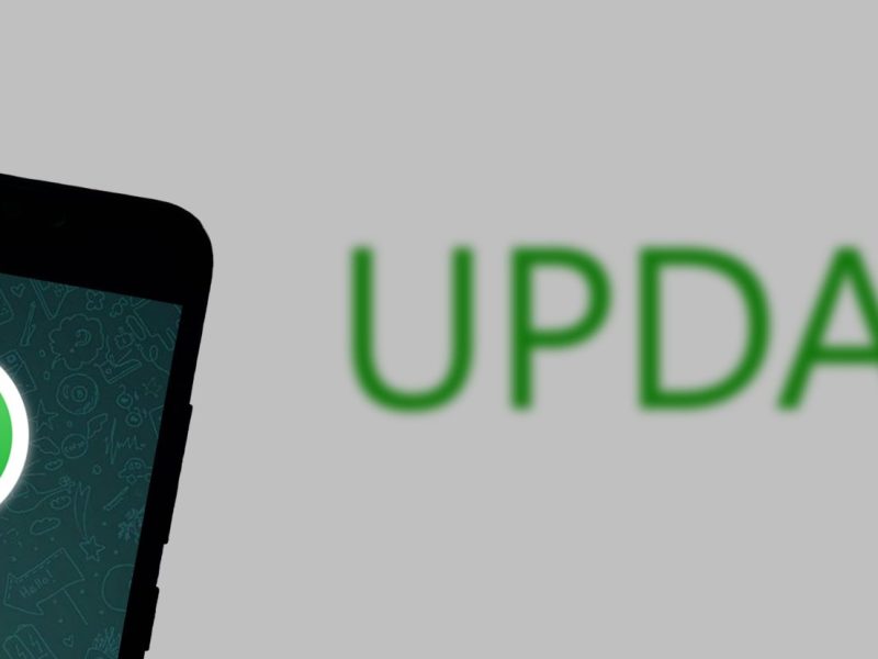 WhatsApp auf einem Smartphone vor einem riesigen 