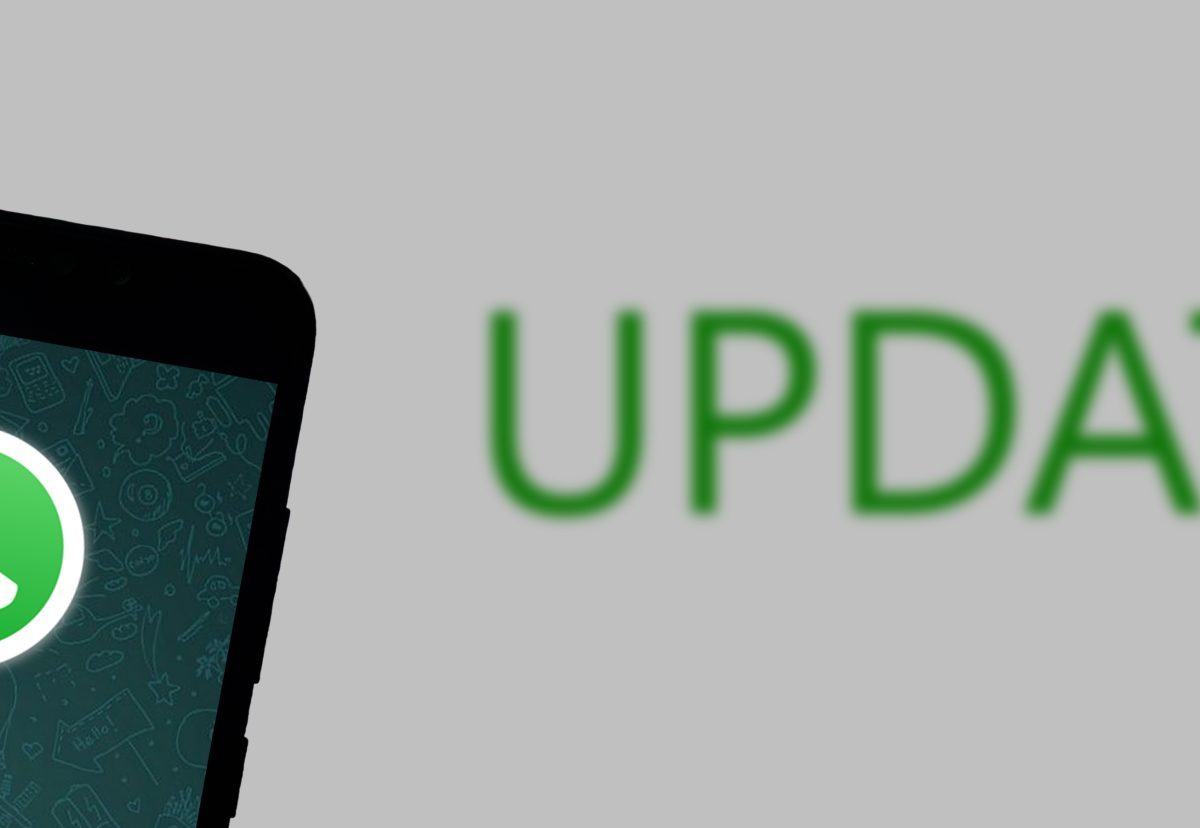 WhatsApp auf einem Smartphone vor einem riesigen 