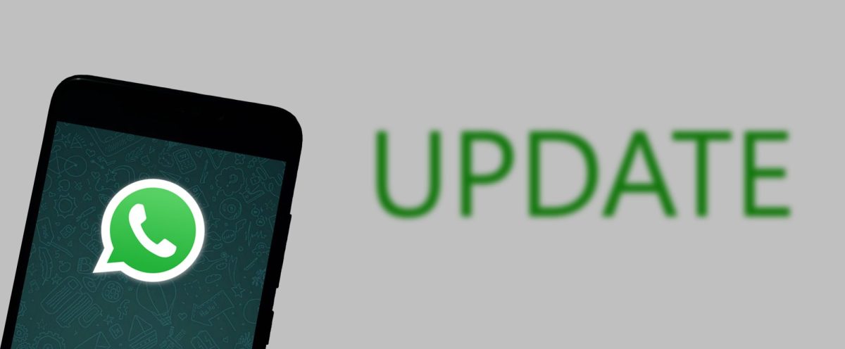 WhatsApp auf einem Smartphone vor einem riesigen 