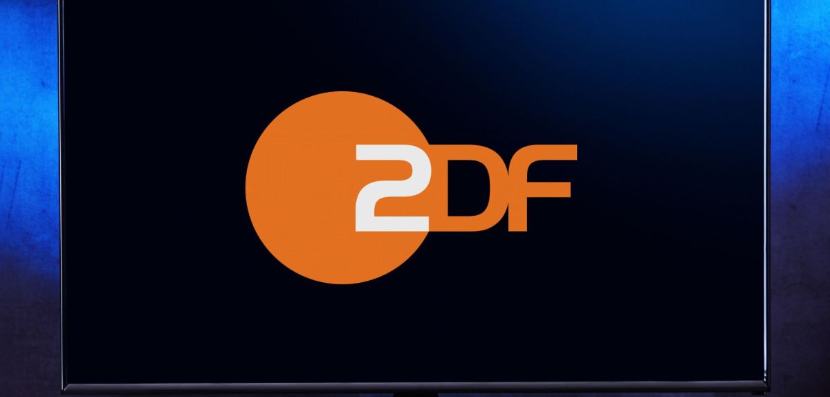 ZDF-Logo auf einem Fernseher.