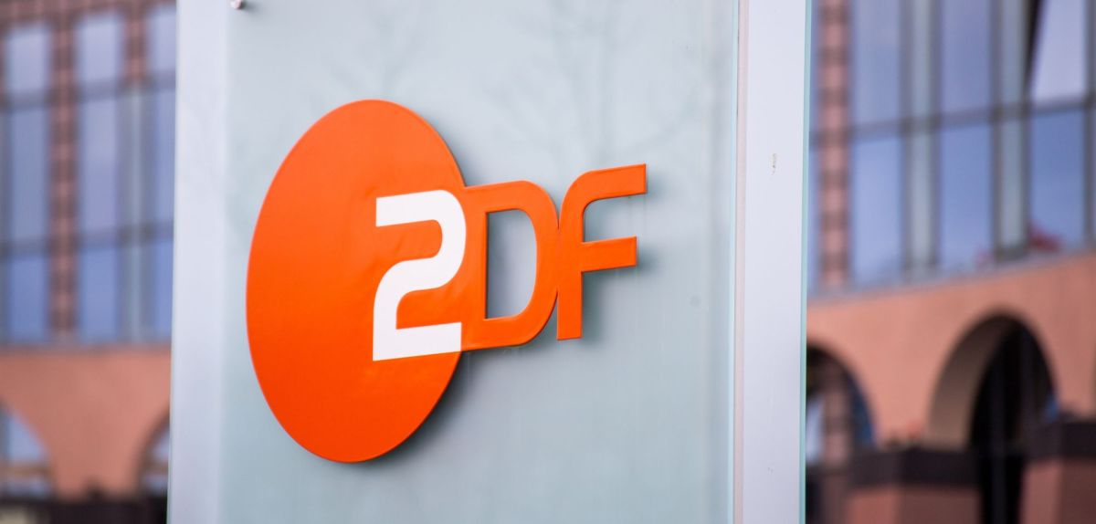 ZDF-Logo an einer Gebäudefassade.