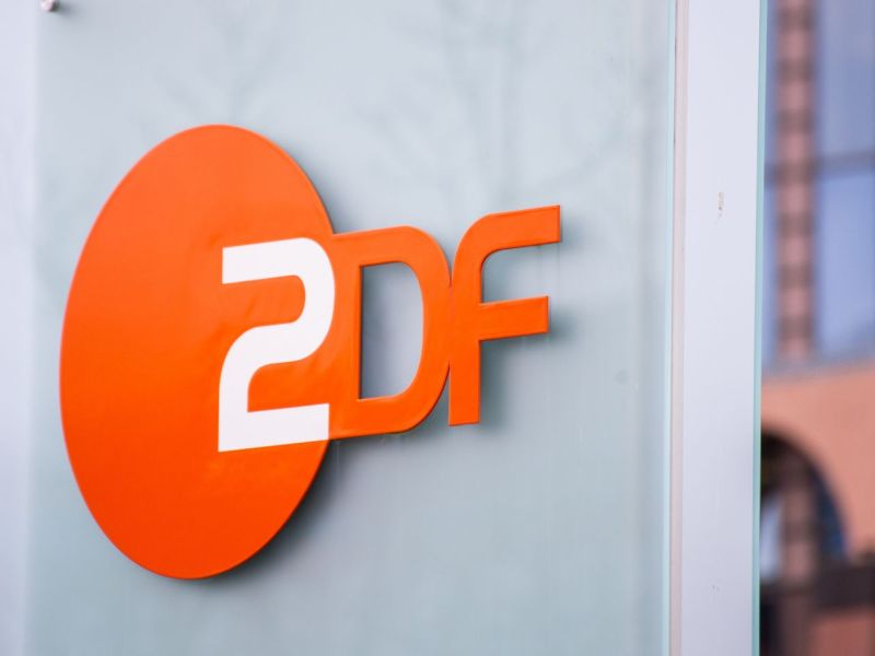 ZDF-Logo an einer Gebäudefassade.