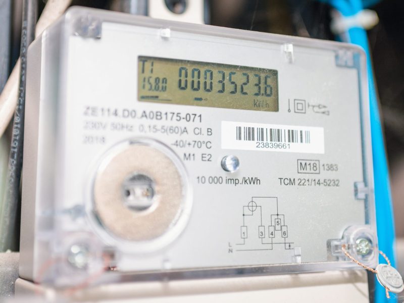 Ansicht eines analogen StromzÃ¤hlers mit Kabeln.