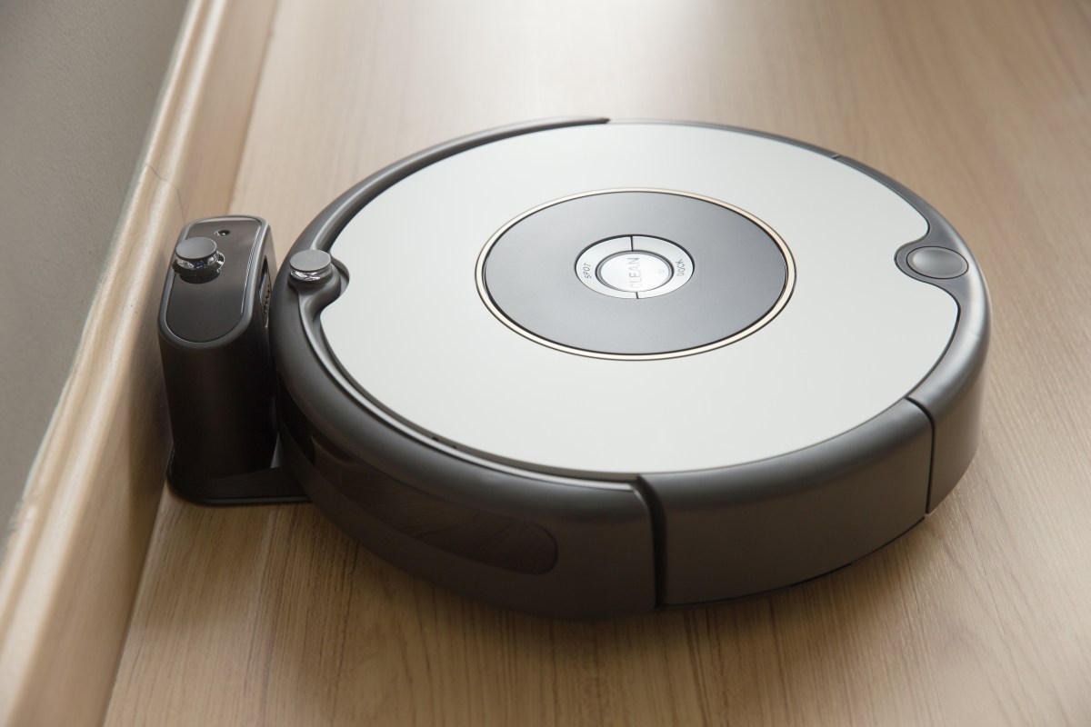iRobot Roomba an einer Ladestation