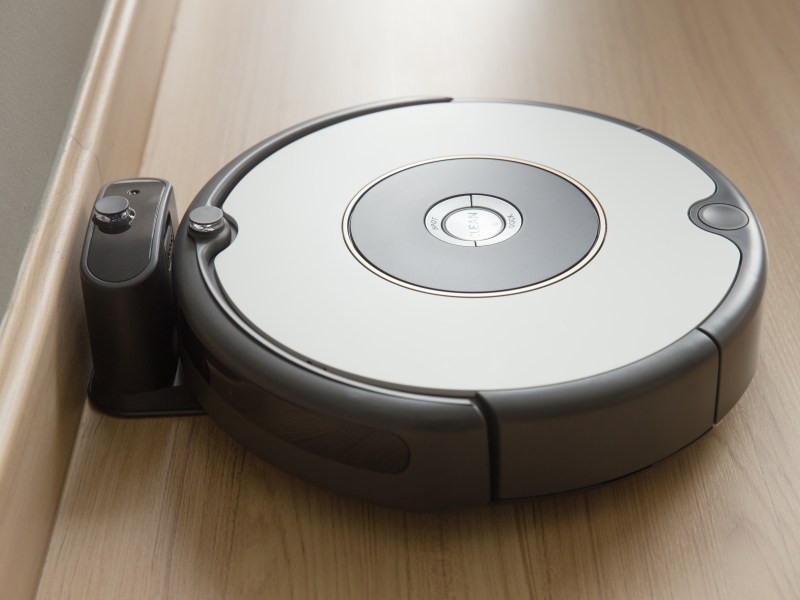 iRobot Roomba an einer Ladestation
