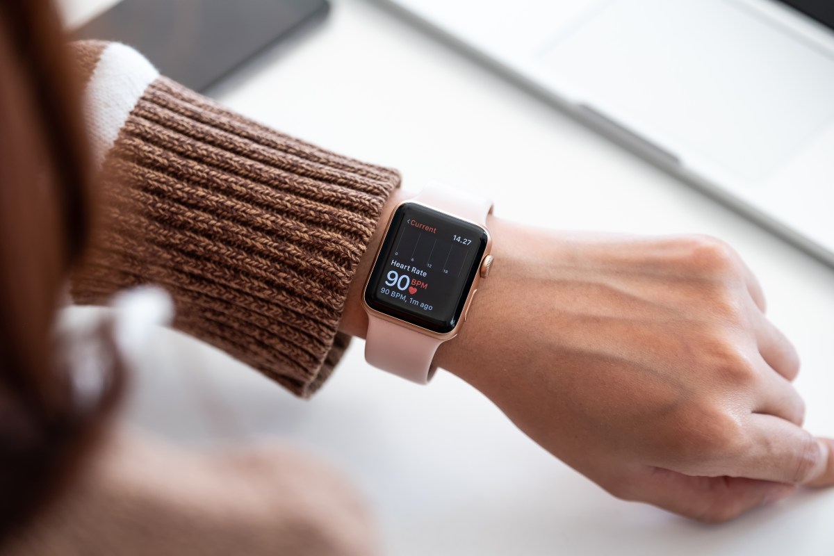 Person trägt eine Apple Watch Series 8