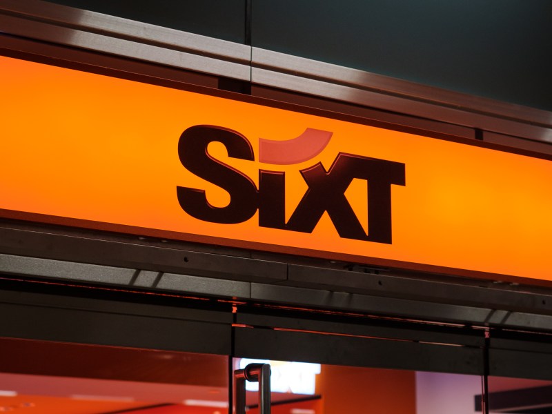 Sixt-Logo über einer Ladenfront