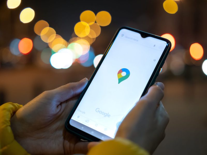 Google Maps-Logo auf einem Smartphone