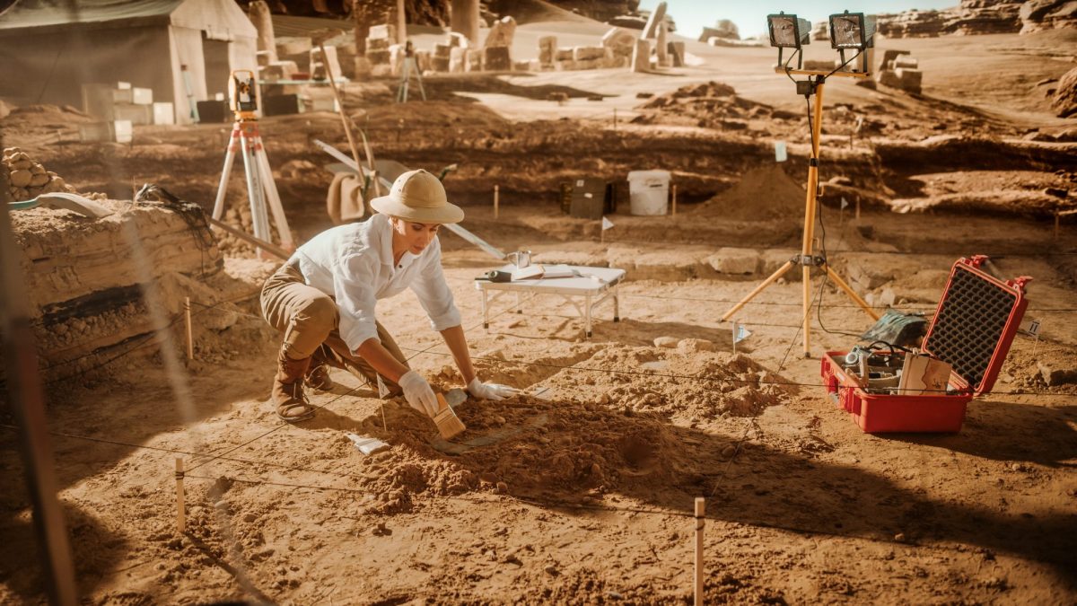Archäologin arbeitet an einer Ausgrabungsstätte