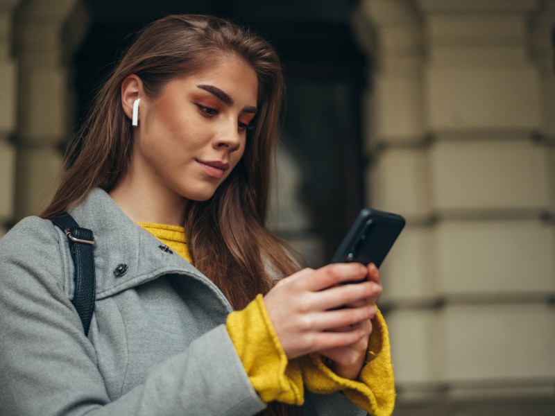 Frau mit Smartphone