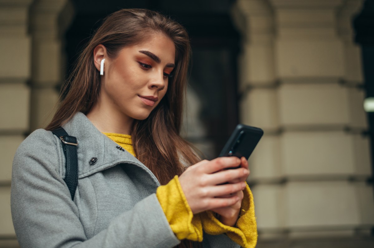 Frau mit Smartphone