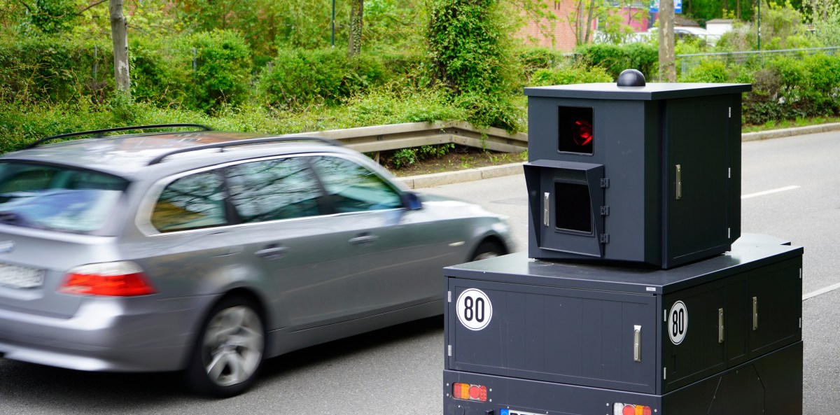 Auto passiert einen Blitzer