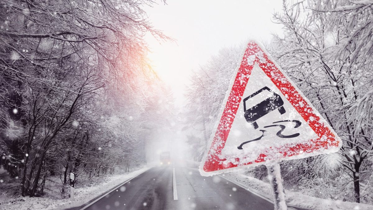 Verschneites Verkehrschild