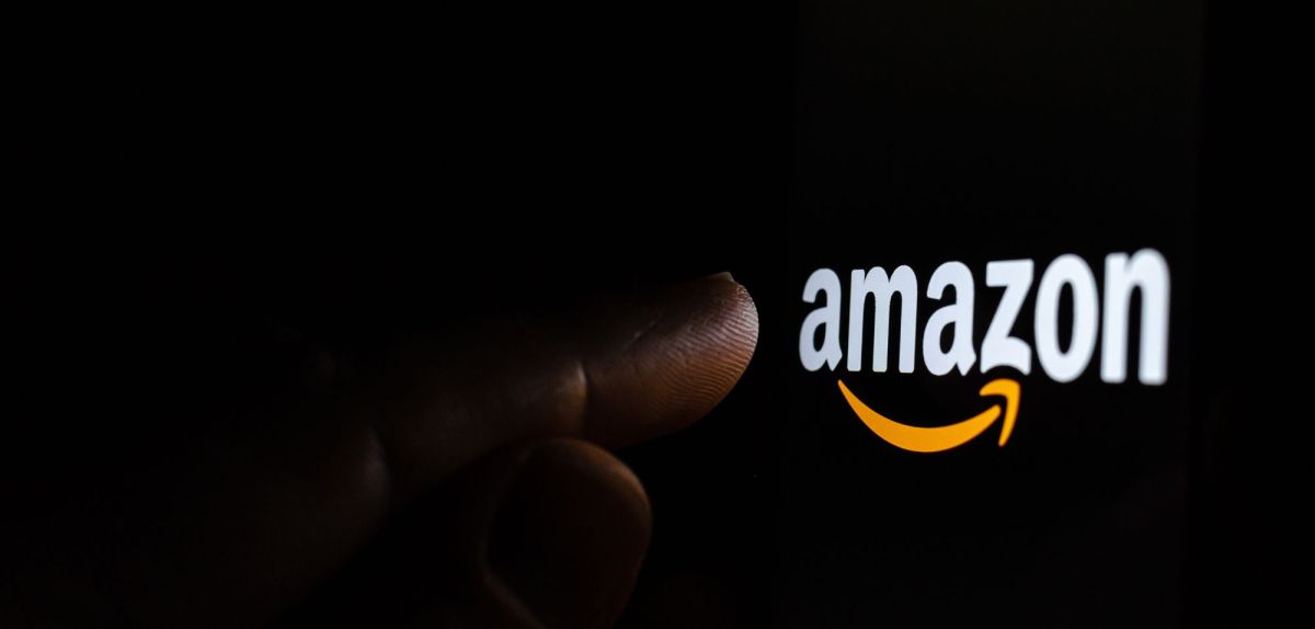 Person tippt auf Amazon Logo