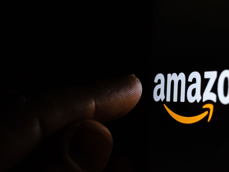 Person tippt auf Amazon Logo