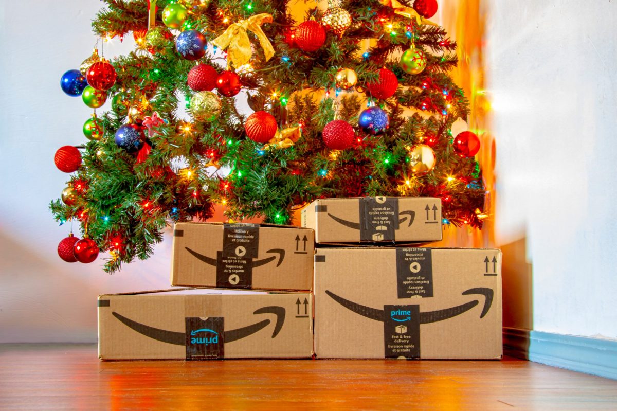Amazon-Pakete unterm Weihnachtsbaum.