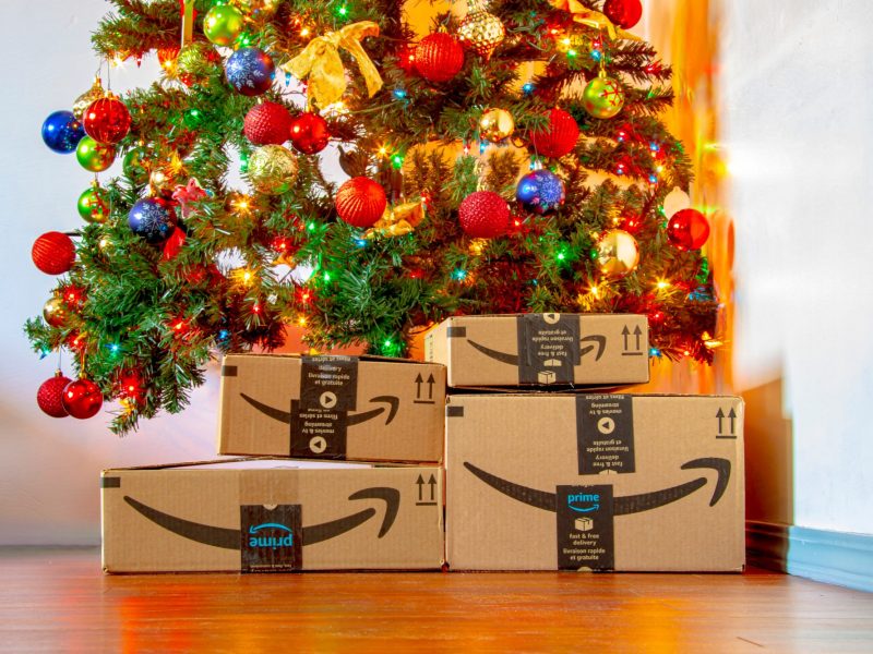 Amazon-Pakete unterm Weihnachtsbaum.