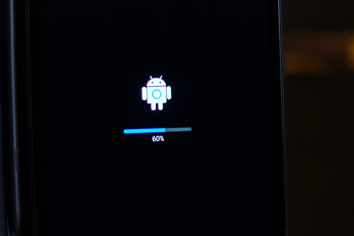 Ansicht eines Smartphone-Bildschirms, der ein Android-Update durchführt.