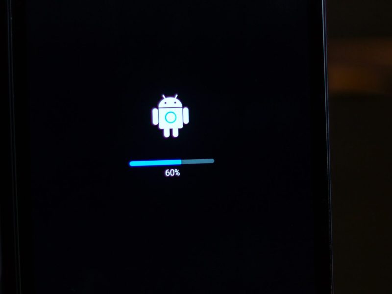 Ansicht eines Smartphone-Bildschirms, der ein Android-Update durchführt.